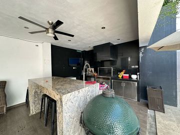 VENTA DE CASA EN AUREA ZONA SIERRA ALTA AL SUR DE MONTERREY