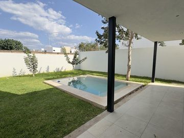 Casa de 3 recámaras en venta dentro de privada en Conkal