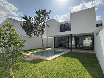 Casa de 3 recámaras en venta dentro de privada en Conkal