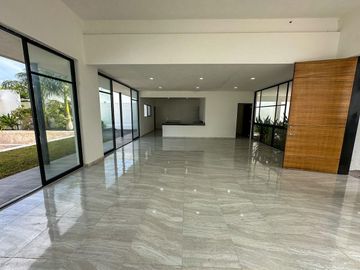 Casa en venta con más de 1000m2 de terreno en Cholul