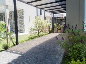 VENTA HERMOSA CASA EN TIPAS NORDELTA LOTE INTERNO