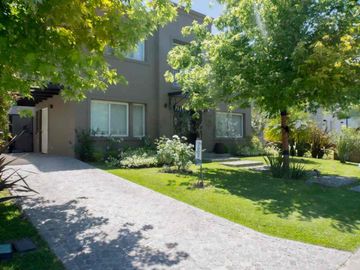 VENTA HERMOSA CASA EN TIPAS NORDELTA LOTE INTERNO