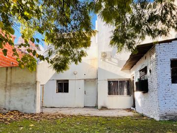 CASA EN LOTE PROPIO CON GRAN JARDÍN (A RECICLAR)