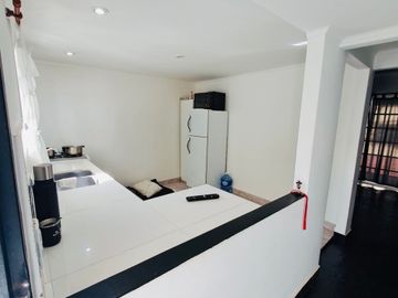 CASA EN LOTE PROPIO CON GRAN JARDÍN (A RECICLAR)