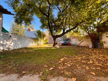 CASA EN LOTE PROPIO CON GRAN JARDÍN (A RECICLAR)