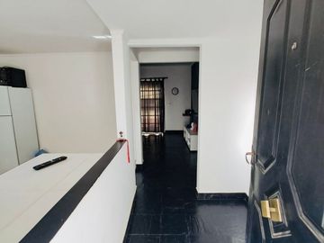 CASA EN LOTE PROPIO CON GRAN JARDÍN (A RECICLAR)