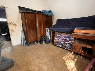CASA EN LOTE PROPIO CON GRAN JARDÍN (A RECICLAR)