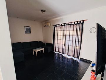 CASA EN LOTE PROPIO CON GRAN JARDÍN (A RECICLAR)