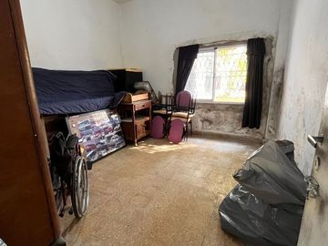 CASA EN LOTE PROPIO CON GRAN JARDÍN (A RECICLAR)