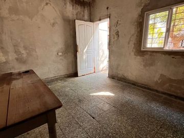 CASA EN LOTE PROPIO CON GRAN JARDÍN (A RECICLAR)