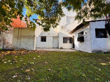 CASA EN LOTE PROPIO CON GRAN JARDÍN (A RECICLAR)