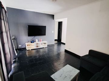CASA EN LOTE PROPIO CON GRAN JARDÍN (A RECICLAR)