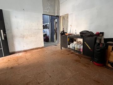 CASA EN LOTE PROPIO CON GRAN JARDÍN (A RECICLAR)