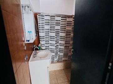 CASA EN LOTE PROPIO CON GRAN JARDÍN (A RECICLAR)