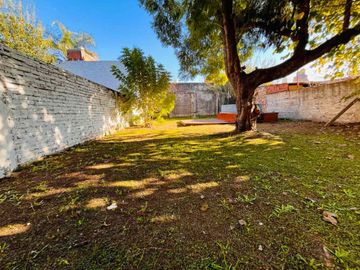CASA EN LOTE PROPIO CON GRAN JARDÍN (A RECICLAR)