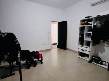 CASA EN LOTE PROPIO CON GRAN JARDÍN (A RECICLAR)