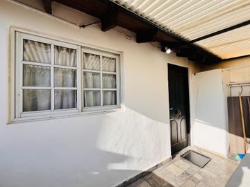 CASA EN LOTE PROPIO CON GRAN JARDÍN (A RECICLAR)
