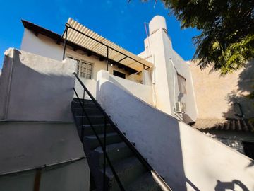 CASA EN LOTE PROPIO CON GRAN JARDÍN (A RECICLAR)