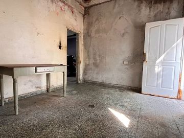 CASA EN LOTE PROPIO CON GRAN JARDÍN (A RECICLAR)