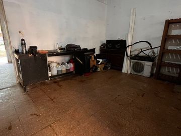 CASA EN LOTE PROPIO CON GRAN JARDÍN (A RECICLAR)