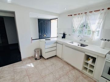 CASA EN LOTE PROPIO CON GRAN JARDÍN (A RECICLAR)