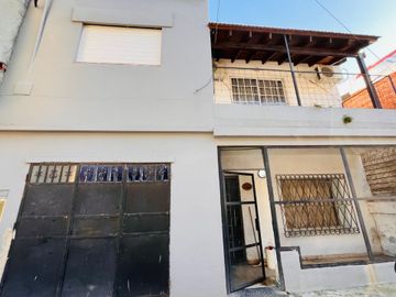 CASA EN LOTE PROPIO CON GRAN JARDÍN (A RECICLAR)