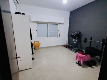 CASA EN LOTE PROPIO CON GRAN JARDÍN (A RECICLAR)