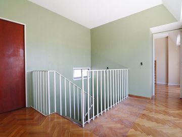 Dpto. 4 amb. en duplex con 2 balcones y cochera