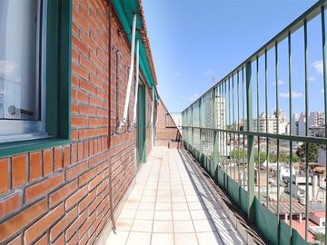 Dpto. 4 amb. en duplex con 2 balcones y cochera