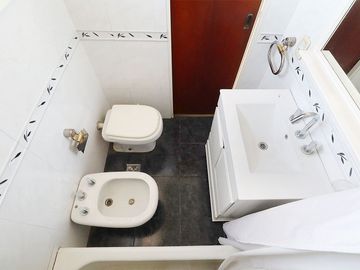 Dpto. 4 amb. en duplex con 2 balcones y cochera