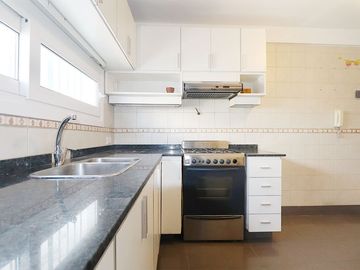 Dpto. 4 amb. en duplex con 2 balcones y cochera