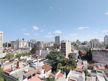 Dpto. 4 amb. en duplex con 2 balcones y cochera