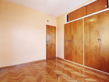 Dpto. 4 amb. en duplex con 2 balcones y cochera