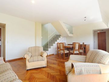 Dpto. 4 amb. en duplex con 2 balcones y cochera