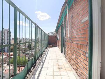 Dpto. 4 amb. en duplex con 2 balcones y cochera