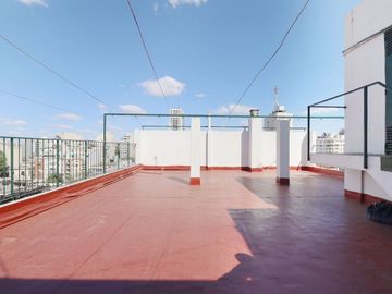 Dpto. 4 amb. en duplex con 2 balcones y cochera