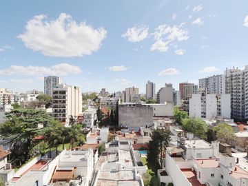 Dpto. 4 amb. en duplex con 2 balcones y cochera