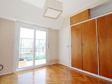 Dpto. 4 amb. en duplex con 2 balcones y cochera