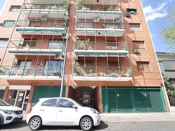 Dpto. 4 amb. en duplex con 2 balcones y cochera