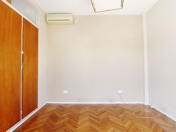 Dpto. 4 amb. en duplex con 2 balcones y cochera