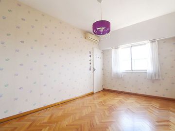 Dpto. 4 amb. en duplex con 2 balcones y cochera