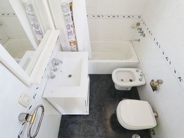 Dpto. 4 amb. en duplex con 2 balcones y cochera