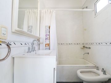 Dpto. 4 amb. en duplex con 2 balcones y cochera
