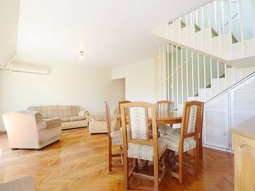 Dpto. 4 amb. en duplex con 2 balcones y cochera
