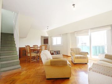 Dpto. 4 amb. en duplex con 2 balcones y cochera
