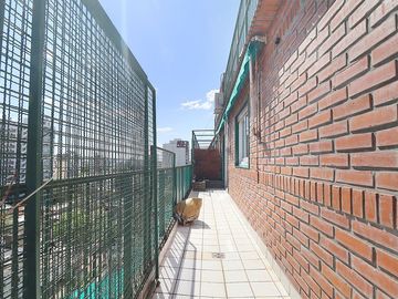 Dpto. 4 amb. en duplex con 2 balcones y cochera