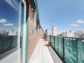 Dpto. 4 amb. en duplex con 2 balcones y cochera