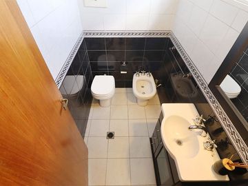 Dpto. 4 amb. en duplex con 2 balcones y cochera