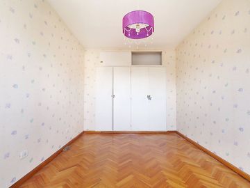 Dpto. 4 amb. en duplex con 2 balcones y cochera