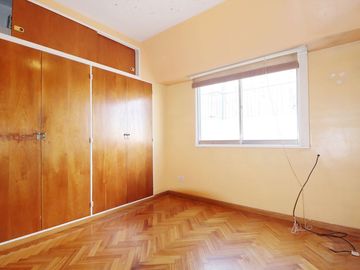 Dpto. 4 amb. en duplex con 2 balcones y cochera
